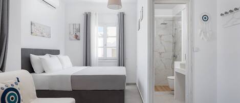 Superior suite, uitzicht op zee | Geluiddichte muren, een strijkplank/strijkijzer, reisbedje, gratis wifi