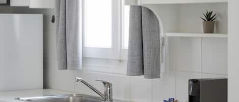 Suite Deluxe, vue mer | Cuisine privée | Grand réfrigérateur, micro-ondes, machine à expresso