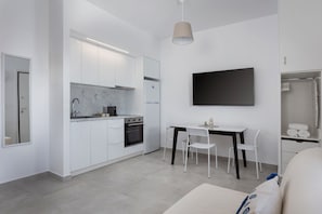 Superior suite, uitzicht op zee | Geluiddichte muren, een strijkplank/strijkijzer, reisbedje, gratis wifi