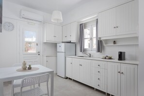 Suite Deluxe, vista al mar | Cocina privada | Refrigerador con congelador, microondas y cafetera de espresso