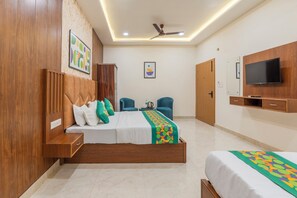 Deluxe Double Room | Meja, seterika/papan seterika