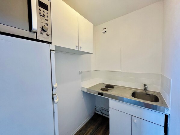 Kühlschrank, Ofen, Herdplatte, Wasserkocher mit Kaffee-/Teezubehör