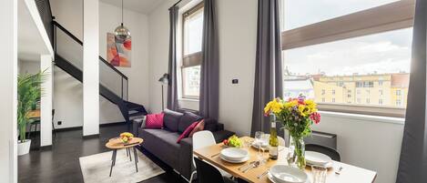 Apartamento, vistas a la ciudad | Zona de estar | Televisión LCD de 40 pulgadas con canales por cable