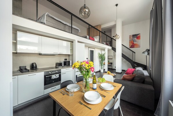 Apartment, City View | Ruang tamu | 40 inci televisyen LCD dengan kabel