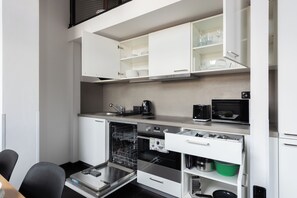 Apartment, City View | Dapur peribadi | Cerek elektrik, meja makan