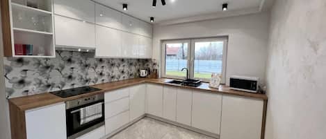 Mini-fridge, microwave, oven, stovetop