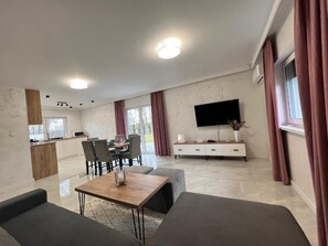 Laptop workspace, iron/ironing board, free WiFi, bed sheets - Apartamenty Max House (Zator)