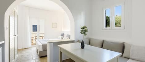 Luxury Studio, City View | In-room safe, blackout curtains, free WiFi