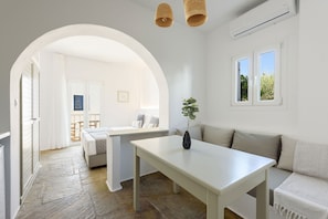 Luksusstudio, kaupunkinäköala | Tallelokero huoneessa, pimennysverhot, ilmainen Wi-Fi
