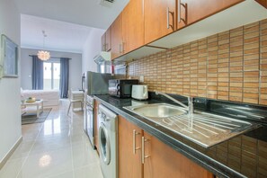 Microondas, horno, placa de cocina