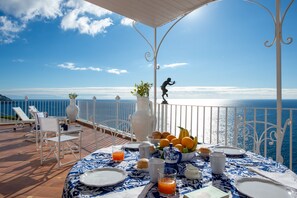 Villa | Outdoor dining