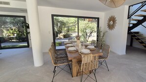 Dining - VILLA NEUVE LES PRES (Le Plan-de-la-Tour)