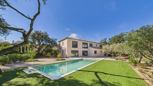 A two-story house with a swimming pool in the backyard. - VILLA NEUVE LES PRES (Le Plan-de-la-Tour)