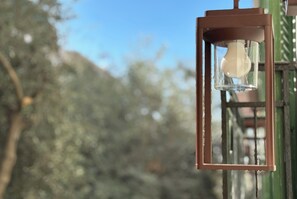 Ein Nahaufnahme eines braunen Laternen mit Glaskuppel, die draußen hängt.