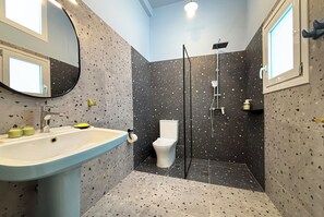 Ein Badezimmer mit Waschbecken, Toilette und Dusche.