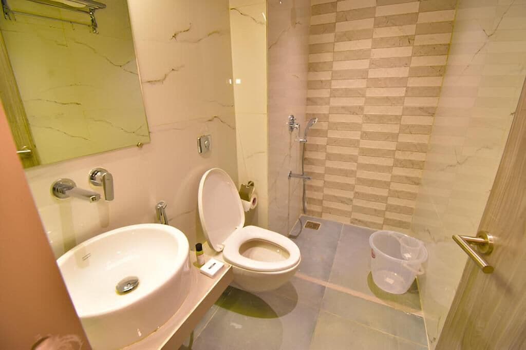 Chambre Double, vue ville | Salle de bain | Chaussons