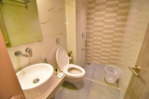 Tweepersoonskamer, uitzicht op stad | Badkamer | Pantoffels