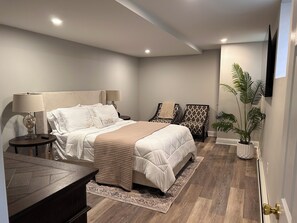 1 habitación, escritorio, tabla de planchar con plancha y cuna de viaje 