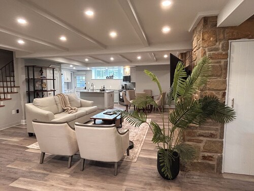 Peaceful escape! PRIVATE 1BR apartment! Stone FP, pool & pickleball court.