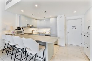 Réfrigérateur, micro-ondes, four, lave-vaisselle