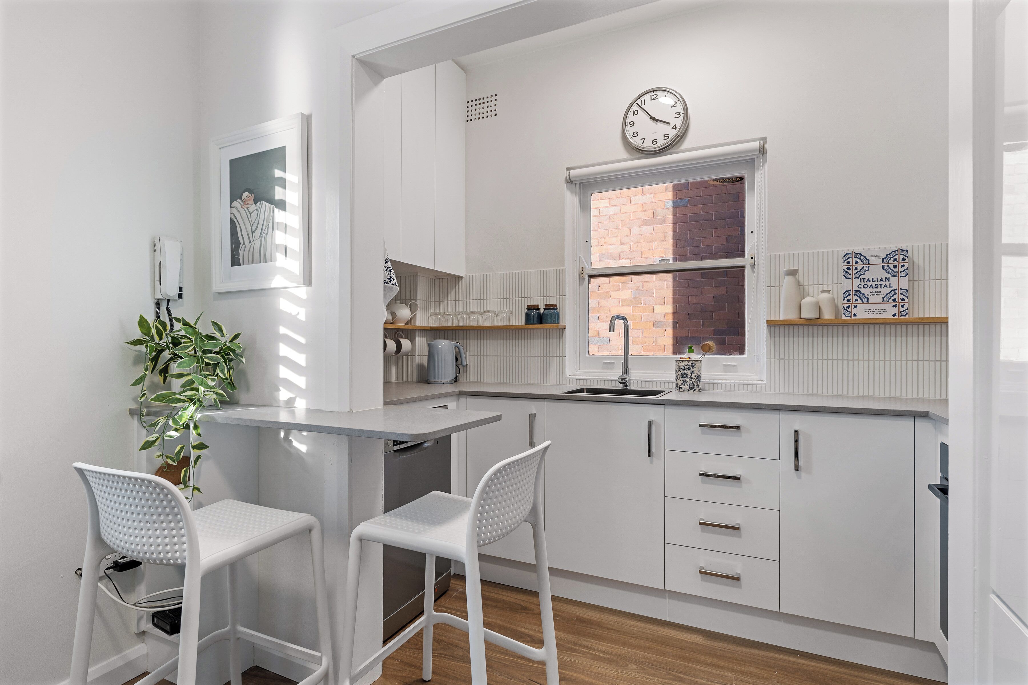 Jääkaappi, uuni, liesi, astianpesukone