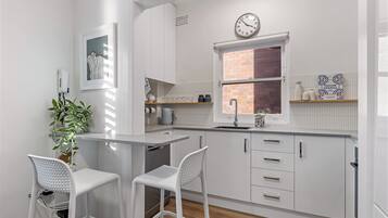 Jääkaappi, uuni, liesi, astianpesukone