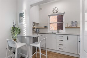 Fridge, oven, stovetop, dishwasher