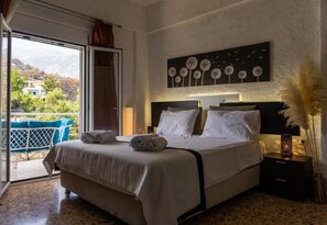 Tabla de planchar con plancha y ropa de cama