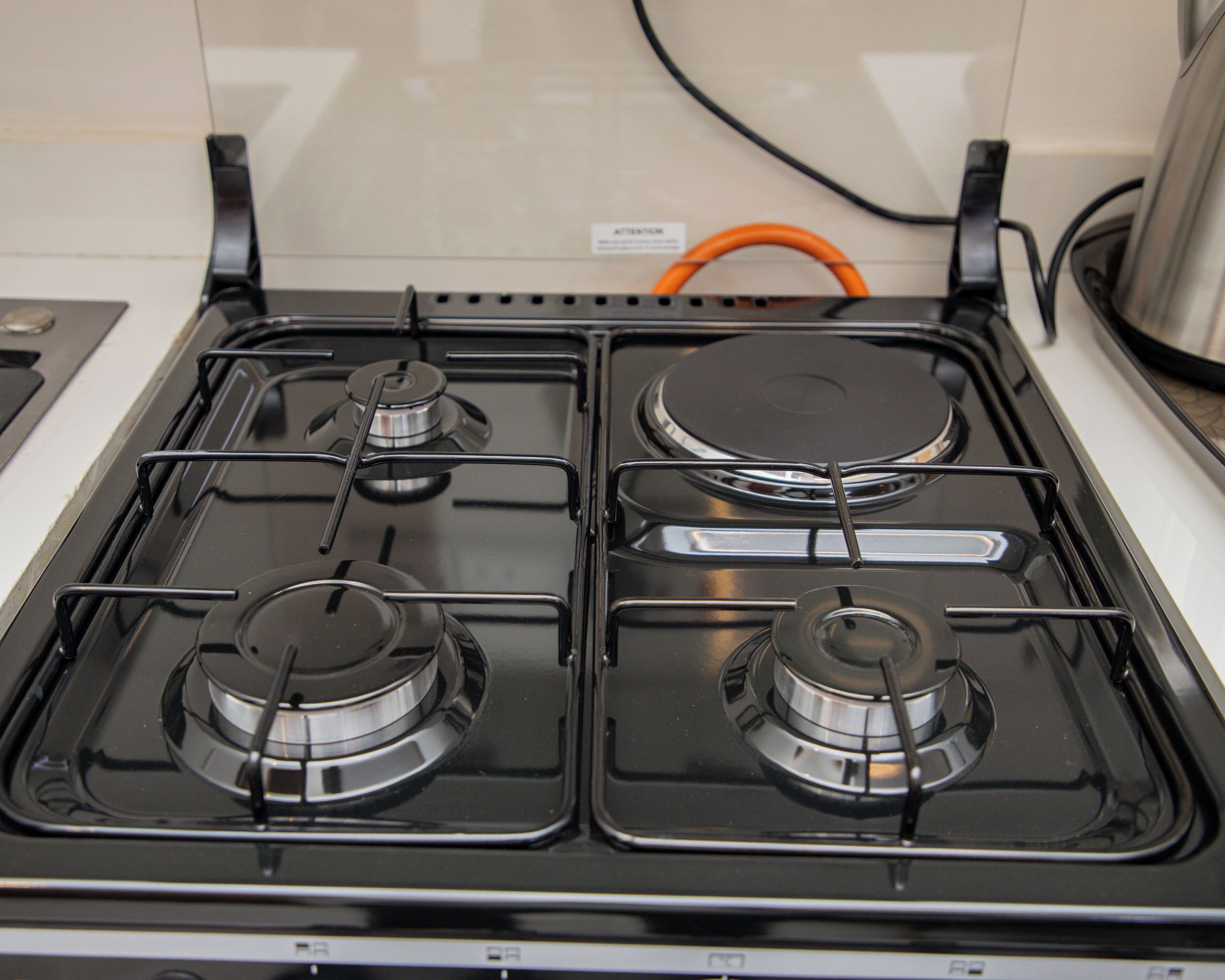 Enkeltrom – standard | Eget kjøkken | Kjøleskap, mikrobølgeovn, ovn og kokeplater