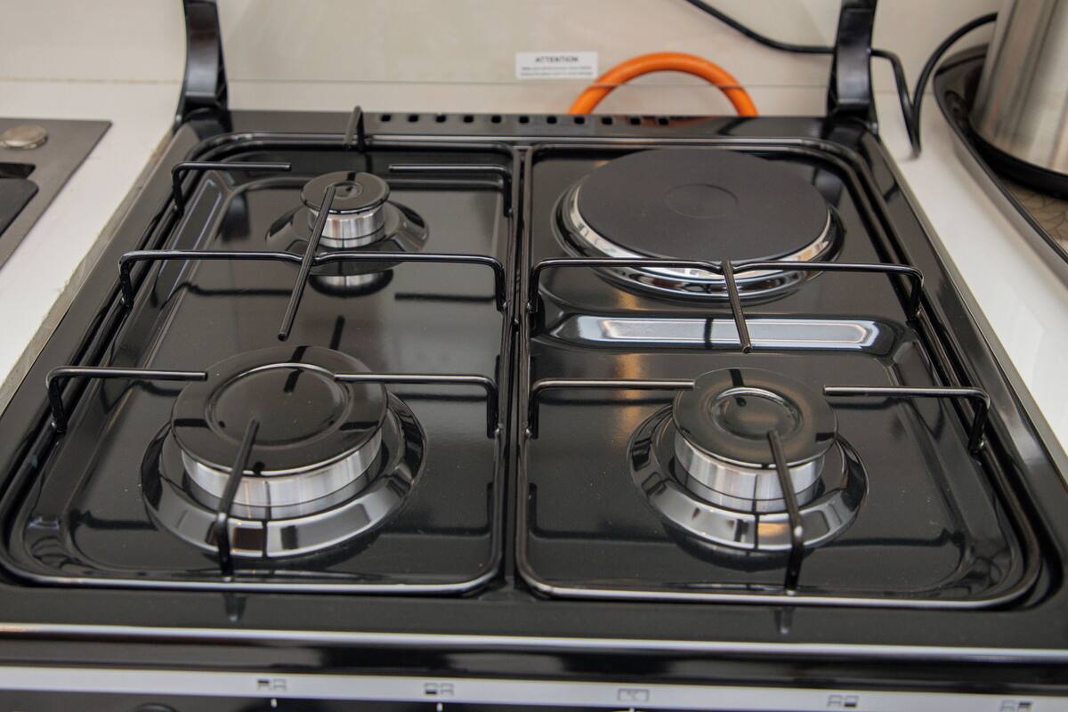 Standard Single Room | Private kitchen | Full-size fridge, microwave, oven, stovetop