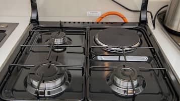 Habitación individual estándar | Cocina privada | Refrigerador con congelador, microondas, horno y parrilla de estufa