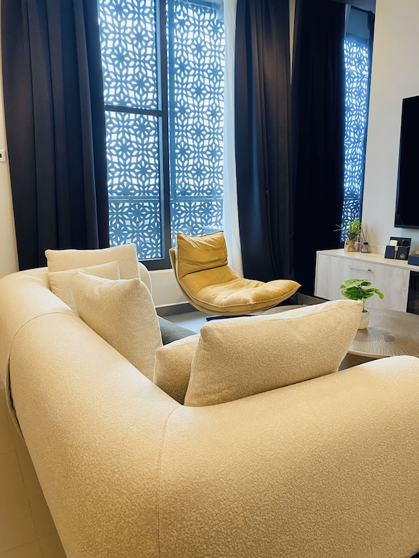 Comfort Single Room, City View | Living area