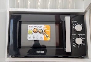 Standard Single Room | Private kitchen | Full-size fridge, microwave, oven, stovetop