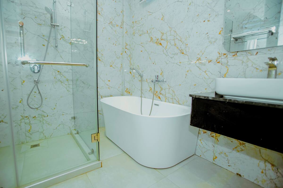 Bañera con ducha, bañera profunda, cabezal de ducha con hidromasaje