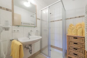 Dusche, Haartrockner, Handtücher, Seife