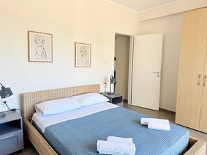 3 bedrooms, iron/ironing board, internet, bed sheets