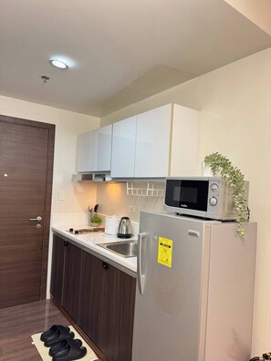 Fridge, microwave, stovetop, cookware/dishes/utensils - Entire Place in Central Makati (Makati)