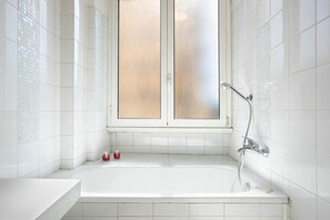 Hair dryer, bidet, towels, soap - Il Principe, Elegant Family Apartment two bedroom near Colosseum with balcony (Roma)