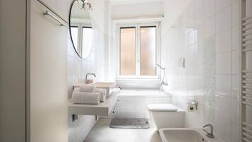 Haartrockner, Bidet, Handtücher, Seife