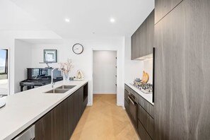 Microondas, horno, lavavajillas y tetera eléctrica