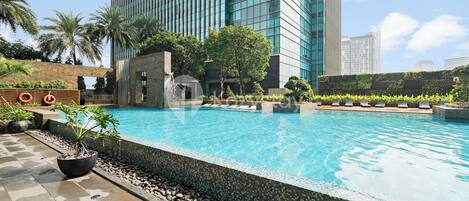 Una piscina al aire libre