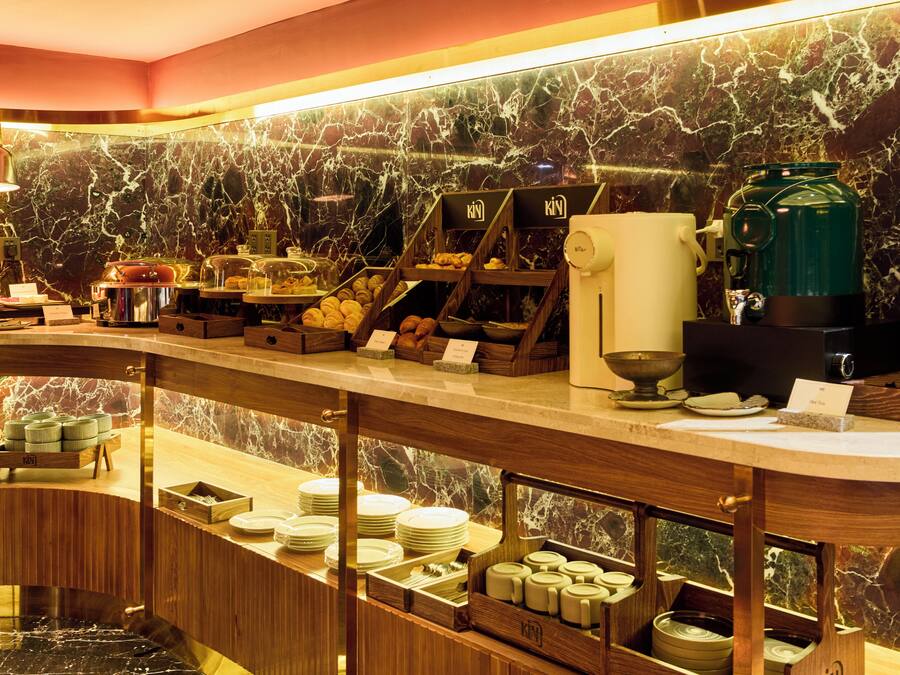 Un buffet de petit-déjeuner proposant une variété d’aliments et un coin café.