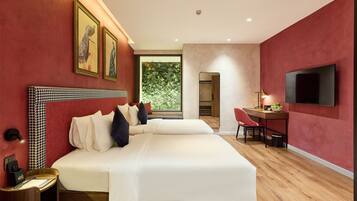 Free minibar items, individually decorated, individually furnished, desk