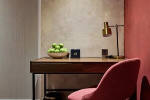 Free minibar items, individually decorated, individually furnished, desk - KiN Hotel Onsen  (Ho Chi Minh City)