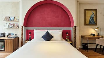 Kin Signature Suite With Window and Lounge Access | Free minibar items, individually decorated, individually furnished, desk