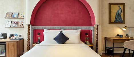 Free minibar items, individually decorated, individually furnished, desk