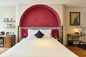 Artículos del minibar gratis y decoración personalizada 