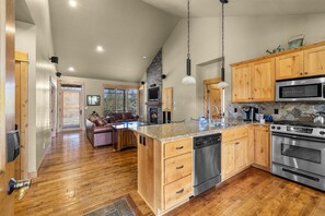 冷蔵庫、電子レンジ、オーブン、コンロ