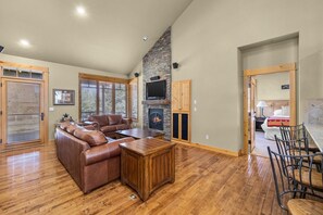 Smart TV, fireplace, DVD player, offices - Elegant Cabin Retreat at Brasada Ranch | Golf Views, Private Decks & Resort Perks (Powell Butte)