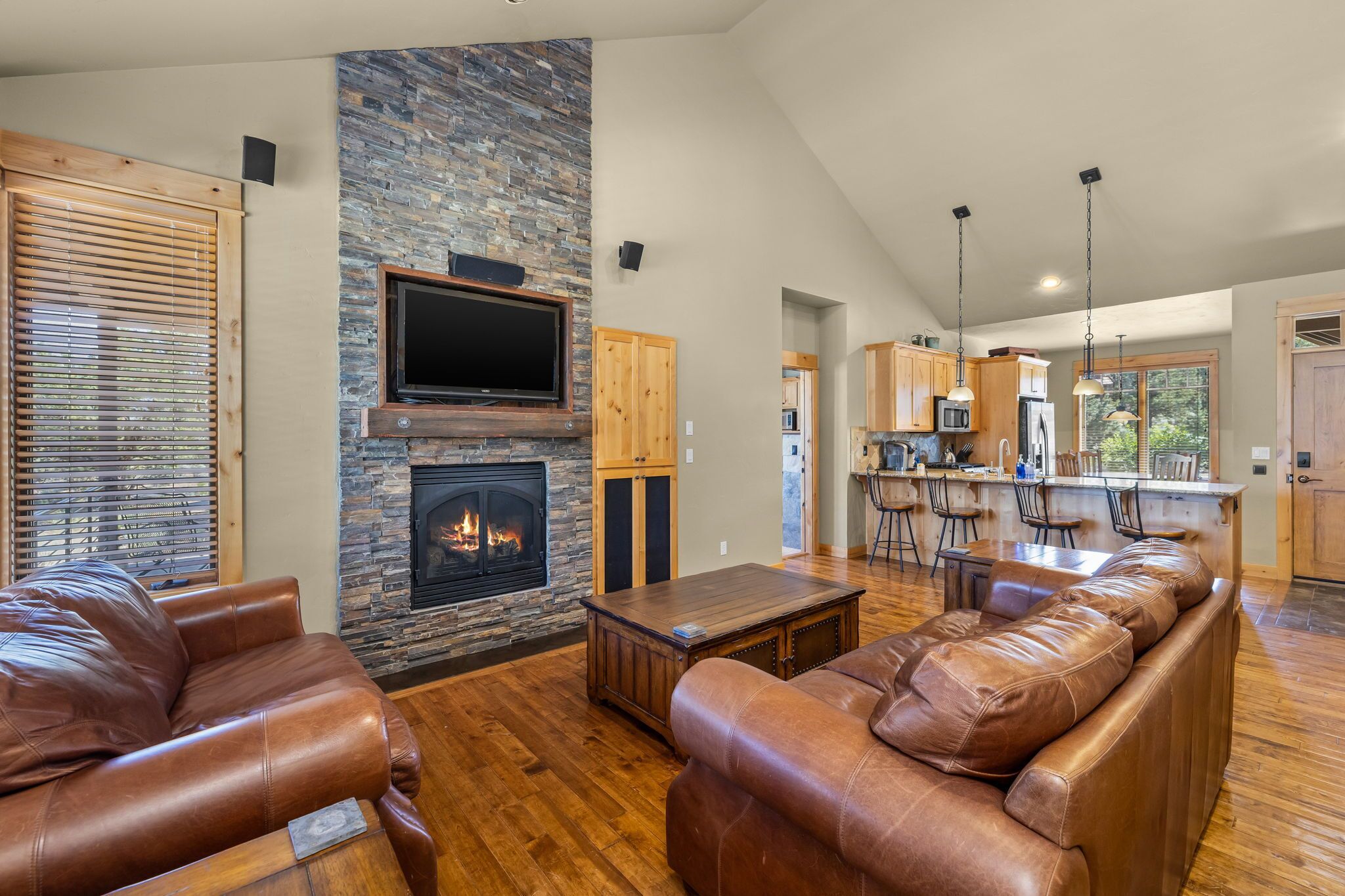 Smart-TV, peis, DVD-spiller og kontorer